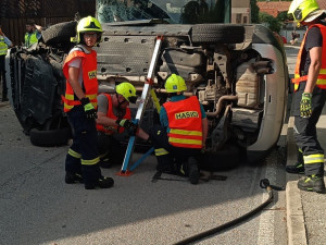 V Římově se střetl autobus s osobákem. Auto skončilo na boku, řidička v nemocnici