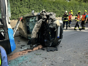 V Římově se střetl autobus s osobákem. Auto skončilo na boku, řidička v nemocnici