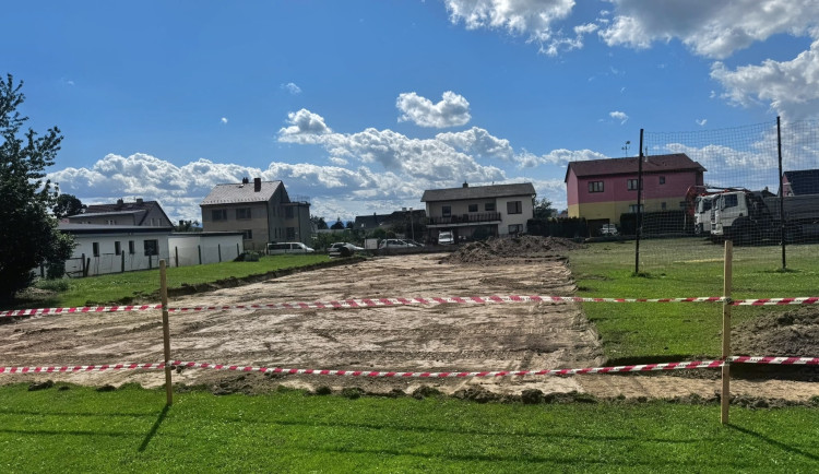 V Hodějovicích vzniká fotbalového hřiště s umělým povrchem. Sloužit bude celoročně