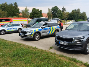 Muž v Budějovicích skočil z mostu do Vltavy, pátrají po něm desítky policistů
