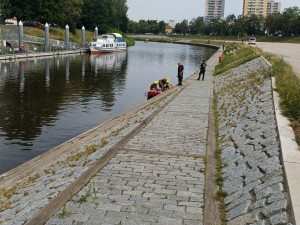 Muž v Budějovicích skočil z mostu do Vltavy, pátrají po něm desítky policistů