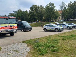 Muž v Budějovicích skočil z mostu do Vltavy, pátrají po něm desítky policistů