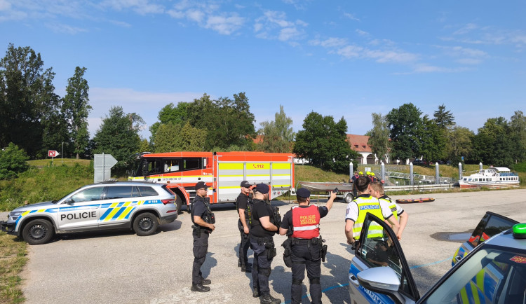 Muž v Budějovicích skočil z mostu do Vltavy, pátrají po něm desítky policistů