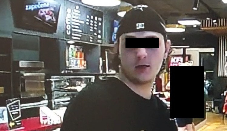 Čtyři platby cizí kartou. Policie hledá muže, který si nechal nalezenou peněženku