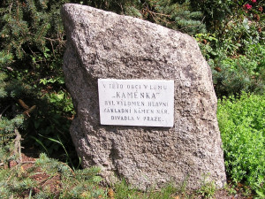 Měl být z Řípu, dorazil z Radhoště. Základní kámen Národního divadla má překvapivý příběh
