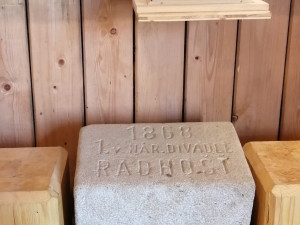 Měl být z Řípu, dorazil z Radhoště. Základní kámen Národního divadla má překvapivý příběh