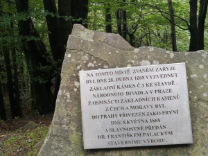 Měl být z Řípu, dorazil z Radhoště. Základní kámen Národního divadla má překvapivý příběh