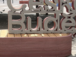 Posedět i zaskateovat. Budějce mají nový hratelný nápis z recyklovaného betonu