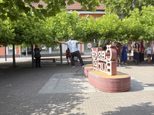 Posedět i zaskateovat. Budějce mají nový hratelný nápis z recyklovaného betonu