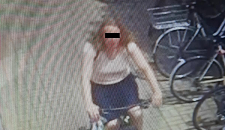 Nepozorná cyklistka narazila do závory u českobudějovické nemocnice a odjela