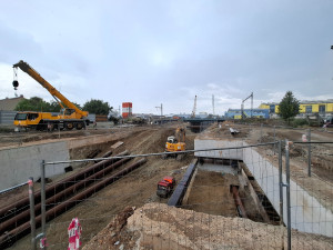 Stavba severní spojky pokročila. Mosty i podjezd pod železnicí už se začínají rýsovat