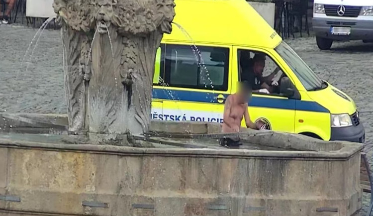 Lov mincí z kašny muži v Olomouci nevyšel. Proti byli strážníci a 3,6 promile
