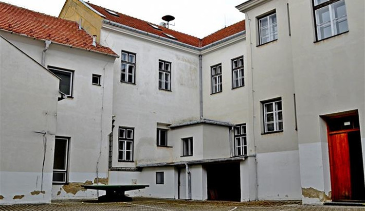 Nové bydlení pro vojáky. Bývalá škola ve Vyškově nebude déle chátrat