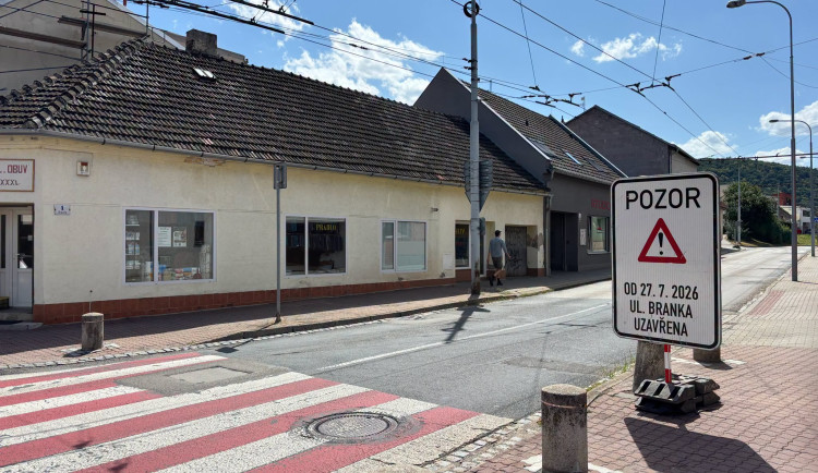 Kvůli opravě se od pondělí uzavře v Brně-Komíně ulice Branka, omezí i MHD