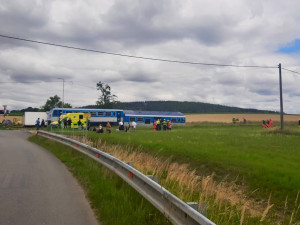 U Chýnova se střetl vlak s náklaďákem, na místě jsou zranění. K nehodě letí vrtulník záchranářů