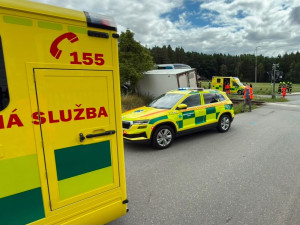 U Chýnova se střetl vlak s náklaďákem, na místě jsou zranění. K nehodě letí vrtulník záchranářů