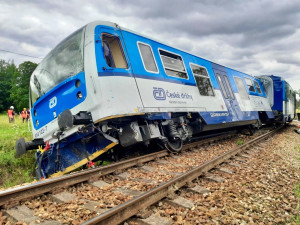 U Chýnova se střetl vlak s náklaďákem, na místě jsou zranění. K nehodě letí vrtulník záchranářů