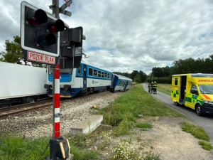 U Chýnova se střetl vlak s náklaďákem, na místě jsou zranění. K nehodě letí vrtulník záchranářů
