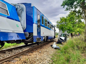 U Chýnova se střetl vlak s náklaďákem, na místě jsou zranění. K nehodě letí vrtulník záchranářů