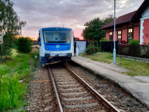 Po střetu vlaku s náklaďákem je na soupravě škoda pět milionů. Poškozené jsou i koleje
