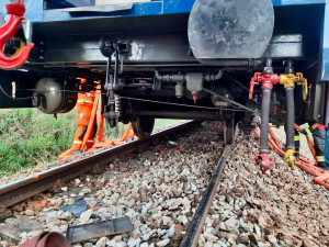 Po střetu vlaku s náklaďákem je na soupravě škoda pět milionů. Poškozené jsou i koleje