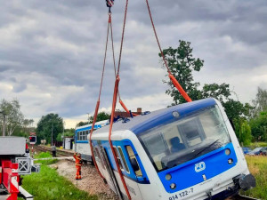 Po střetu vlaku s náklaďákem je na soupravě škoda pět milionů. Poškozená je i trať