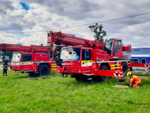 Po střetu vlaku s náklaďákem je na soupravě škoda pět milionů. Poškozená je i trať