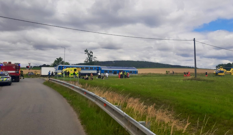 U Chýnova se střetl vlak s náklaďákem, na místě jsou zranění. K nehodě letí vrtulník záchranářů