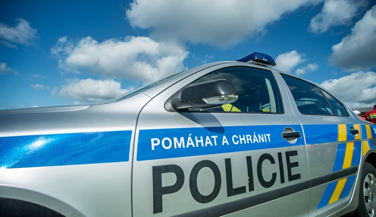 Policie prověřuje smrt dítěte po pádu ze stožáru na Trutnovsku