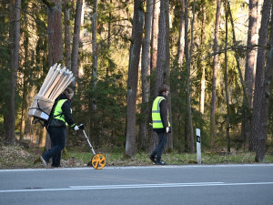 Na vytipovaný kilometrový úsek podél silnice se vydává dvojice pracovníků. První vyměřuje pravidelnou vzdálenost mezi jednotlivými kolíky. Ta činí přibližně 10 metrů.