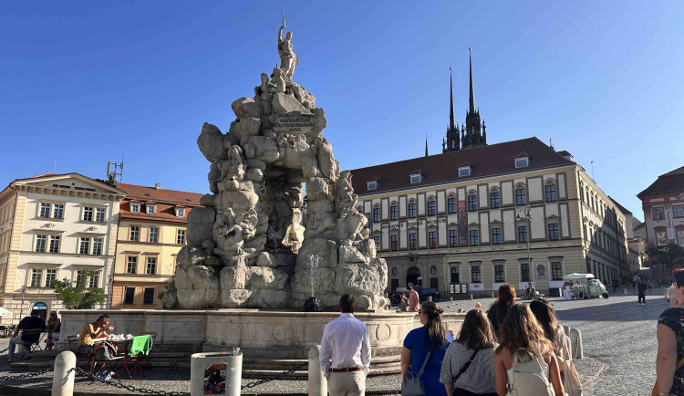 FOTO: Brno tak, jak ho neznáte. Nad divadlem sedí samuraj, o kus dál perská bestie