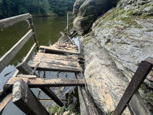 Obnova zničené lávky nad Lužnicí pokračuje. Na místě už stojí ocelové podpěry