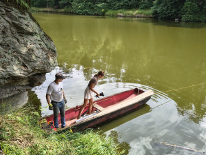 Obnova zničené lávky nad Lužnicí pokračuje. Na místě už stojí ocelové podpěry