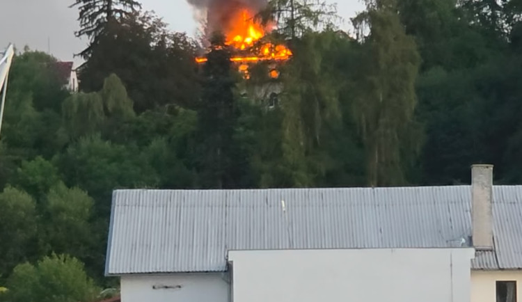 V Písku hoří Vila Marta, hasiči zasahují u rozsáhlého požáru