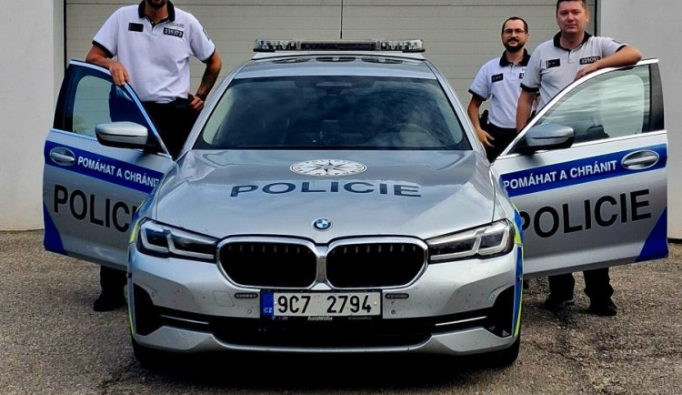 Mladík visel nad dálnicí, chtěl se zabít. Život mu zachránila bývalá přítelkyně