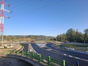 Nový kruhový objezd v Kaplici je otevřený. Řidičům se ulevilo o dva měsíce dříve