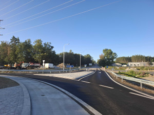 Nový kruhový objezd v Kaplici je otevřený. Řidičům se ulevilo o dva měsíce dříve