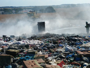 V Lišově hoří skládka odpadů. Město kvůli kouři radí nevětrat