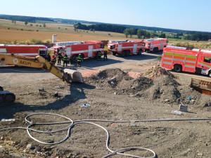 V Lišově hoří skládka odpadů. Město kvůli kouři radí nevětrat