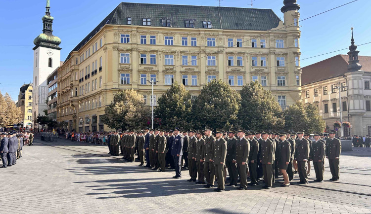 Čepice létaly vysoko. Univerzita obrany se rozloučila s 237 absolventy