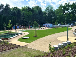 V nemocničním parku vznikl nový rehabilitační areál. Sloužit bude pacientům i veřejnosti