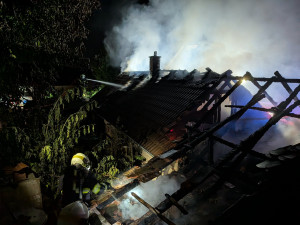 V Rudolfově hořel rodinný dům. Hasiči vyhlásili druhý stupeň poplachu