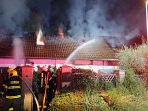 V Rudolfově hořel rodinný dům. Hasiči vyhlásili druhý stupeň poplachu