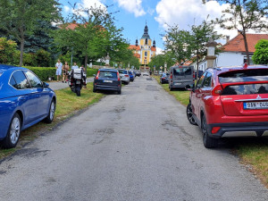 Chlum u Třeboně se proměnil v obří parkoviště. Auto stojí na chodnících i uprostřed křížové cesty