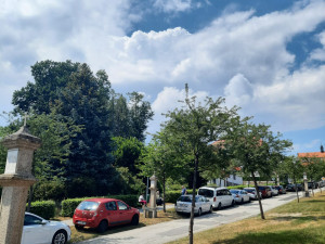 Chlum u Třeboně se proměnil v obří parkoviště. Auto stojí na chodnících i uprostřed křížové cesty