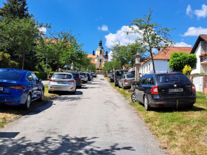 Chlum u Třeboně se proměnil v obří parkoviště. Auto stojí na chodnících i uprostřed křížové cesty