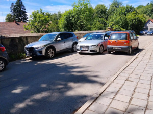 Chlum u Třeboně se proměnil v obří parkoviště. Auto stojí na chodnících i uprostřed křížové cesty