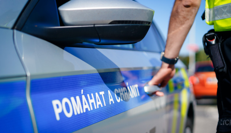 Dvě vážné nehody za jednu noc. Mladí řidiči vyjeli ze silnice a narazili do stromu