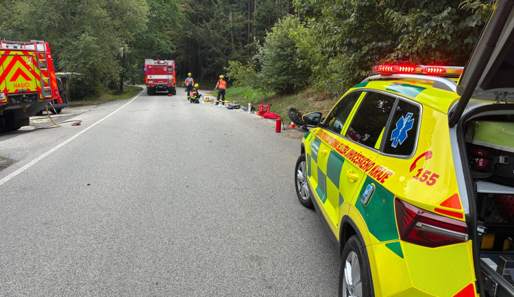 Vážná nehoda dvou motorkářů zastavila provoz na Jindřichohradecku. Na místo letěl vrtulník
