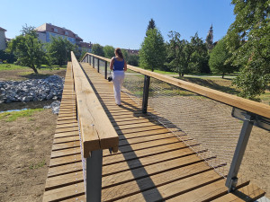 Nová lávka přes Polečnici propojila síť pěších tras v Jelení zahradě